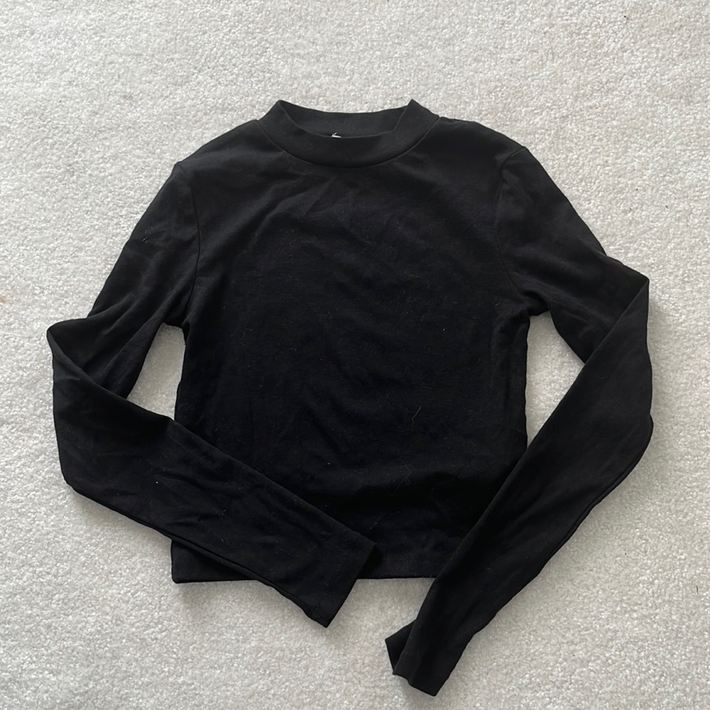 Black long sleeve crop top